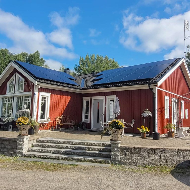 rött hus med solceller